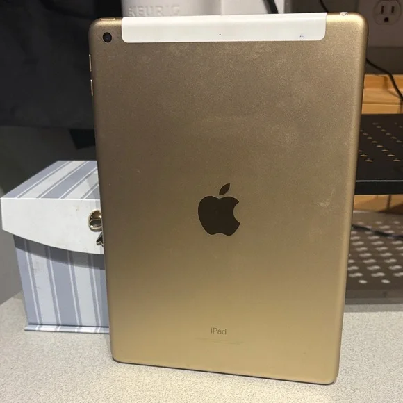 Apple iPad White/ Rose gold - Picture 3 of 3